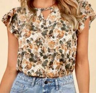 Blusa con escote de cerradura y manga corta