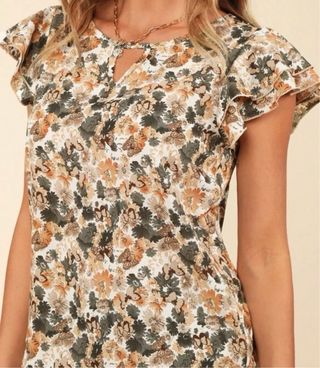 Blusa con escote de cerradura y manga corta