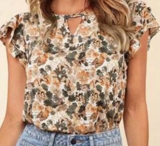 Blusa con escote de cerradura y manga corta