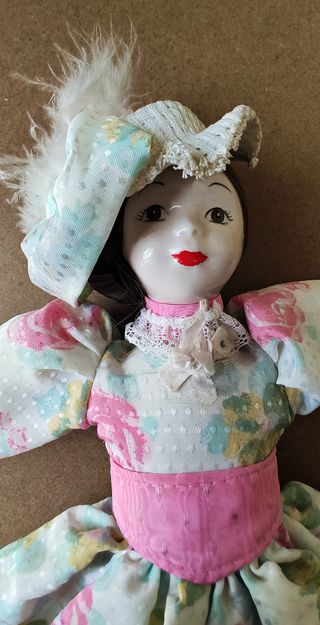 MUÑECA PORCELANA SOMBRERO FANAS