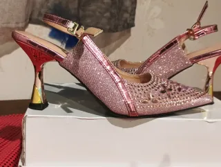 Zapatos de tacón rosa y dorado con pedrería