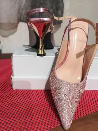 Zapatos de tacón rosa y dorado con pedrería