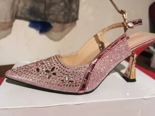 Zapatos de tacón rosa y dorado con pedrería