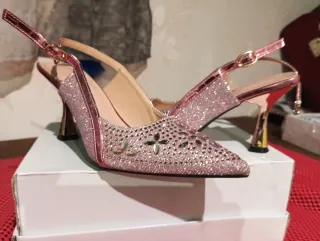 Zapatos de tacón rosa y dorado con pedrería