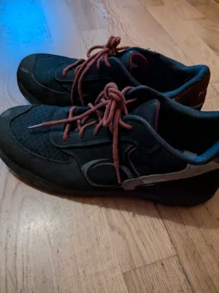 Calzado de seguridad negro y rojo