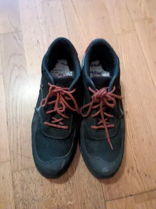 Calzado de seguridad negro y rojo