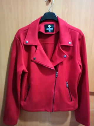 Cazadora roja mujer cremalleras