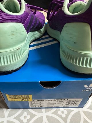 Zapatillas deportivas Adidas moradas y verdes