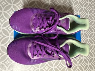 Zapatillas deportivas Adidas moradas y verdes