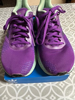 Zapatillas deportivas Adidas moradas y verdes