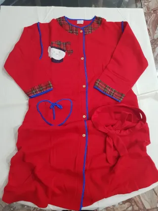 Vestaglia da camera rossa con orlo a quadri