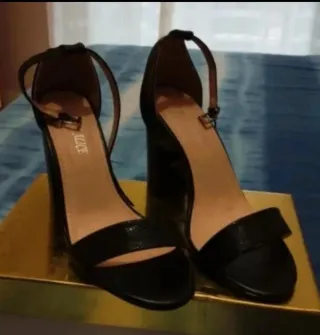 Sandalo donna nero tacco largo