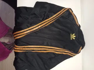 Chaqueta Adidas Negra y Dorada