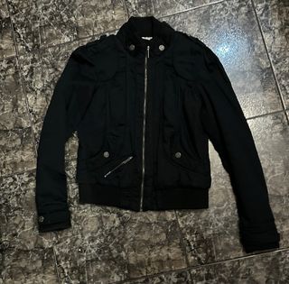 Chaqueta negra con cremallera