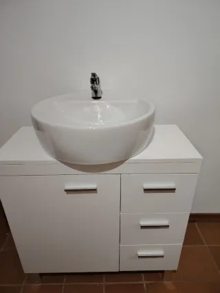NUEVO. Mueble de baño con lavabo, grifo y sifón