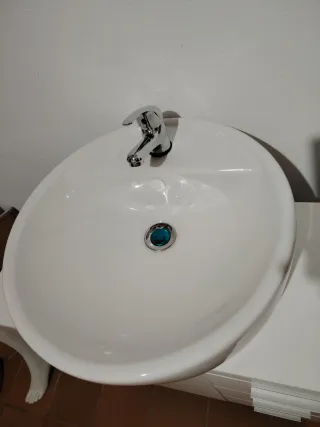 NUEVO. Mueble de baño con lavabo, grifo y sifón