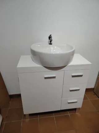 NUEVO. Mueble de baño con lavabo, grifo y sifón