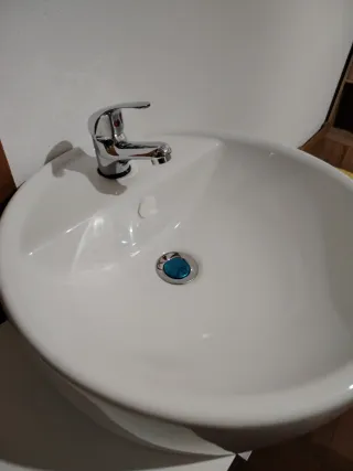 NUEVO. Mueble de baño con lavabo, grifo y sifón