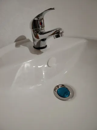 NUEVO. Mueble de baño con lavabo, grifo y sifón