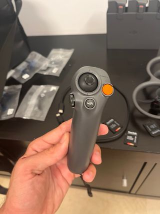 DJI Avata 2 Drone + Occhiali + Joystick