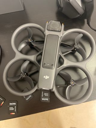 DJI Avata 2 Drone + Occhiali + Joystick