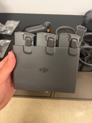 DJI Avata 2 Drone + Occhiali + Joystick