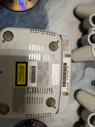 Consola PSone con pantalla y mandos