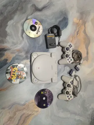 Consola PSone con pantalla y mandos