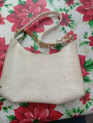 Bolso blanco con cadena dorada