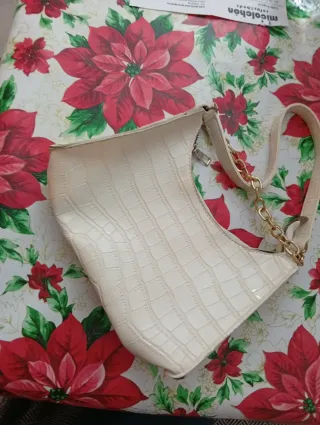 Bolso blanco con cadena dorada