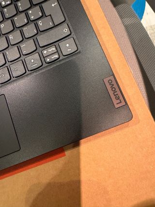 Portátil Lenovo V14 G4 IRÚN