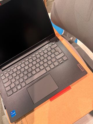 Portátil Lenovo V14 G4 IRÚN