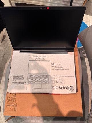 Portátil Lenovo V14 G4 IRÚN