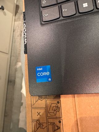 Portátil Lenovo V14 G4 IRÚN