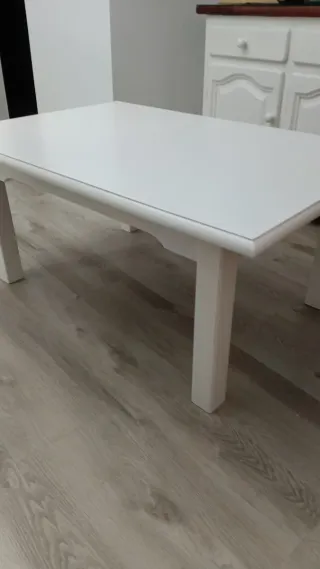 Mesa baja de madera blanca