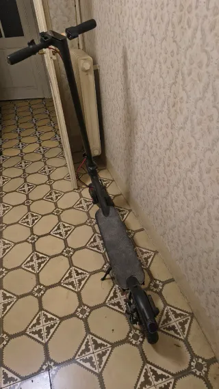 Patinete eléctrico negro