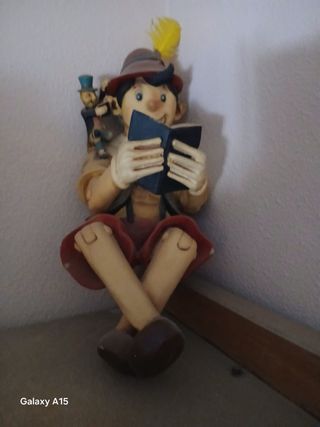 Figura de Pinocho leyendo libro