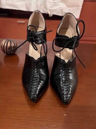 Tacones Stilettos Negros con Cordones