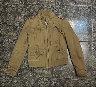 Chaqueta marrón estilo militar