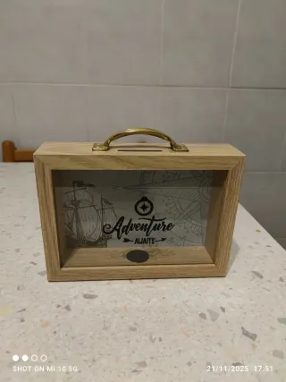 Salvadanaio in legno con manico