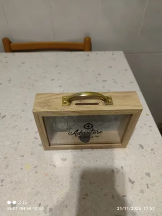 Salvadanaio in legno con manico