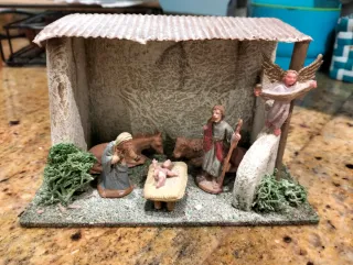 Pesebre con figuras de Navidad
