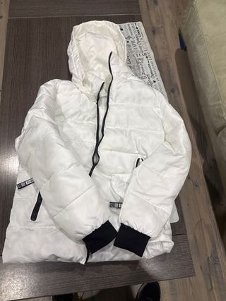 Chaqueta blanca con capucha