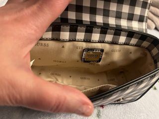 Bolso Guess cuadros blanco y negro