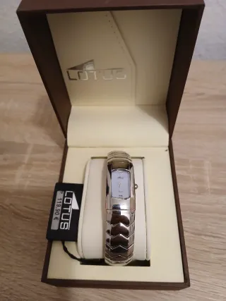Reloj Lotus Plata y Blanco
