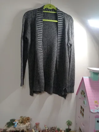 Cárdigan de punto gris y negro