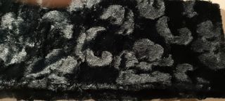 Bufanda negra de pelo sintético