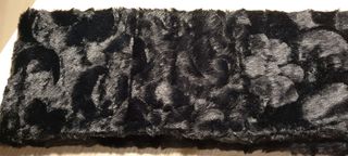 Bufanda negra de pelo sintético