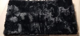 Bufanda negra de pelo sintético