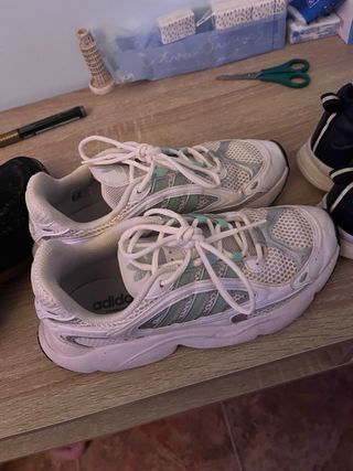 Zapatillas Adidas plateadas y blancas